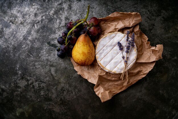 Franse kaas Camembert met kruiden op papier