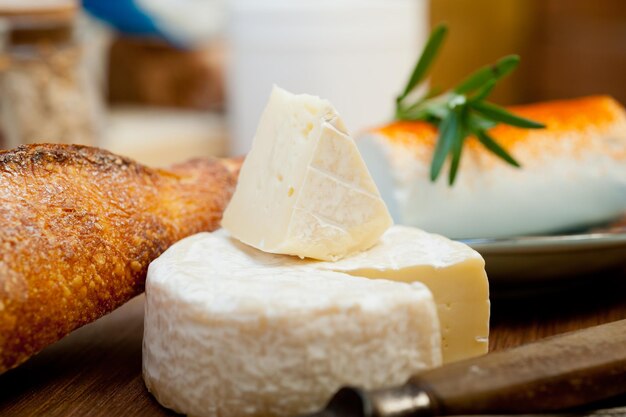 Franse kaas en vers stokbrood op een houtsnijder