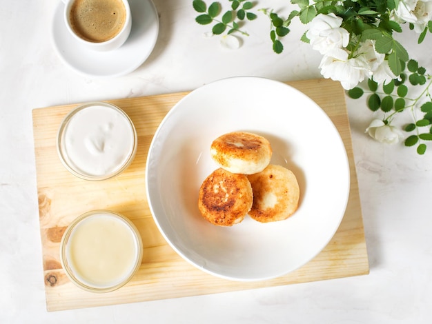 Franse keuken Gebak koffie en witte bloemen mooie ochtend Kwark Serveert ontbijt