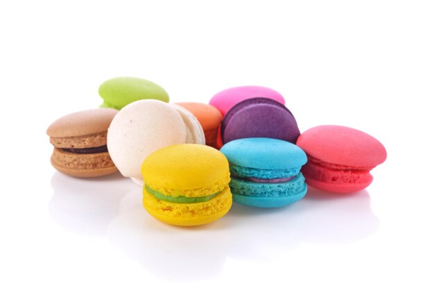 Foto franse kleurrijke macarons geïsoleerd op wit