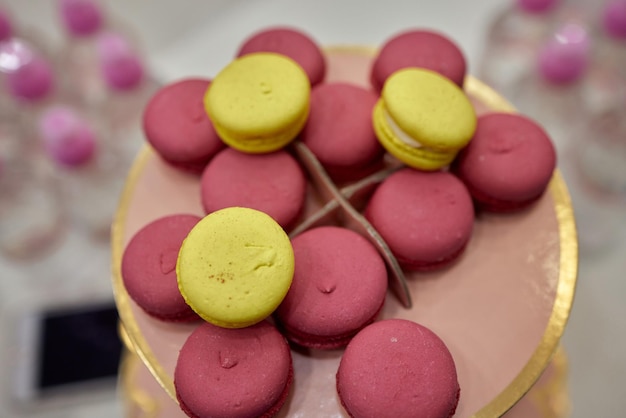 Franse macaroni de meest delicate cake is een koekje gemaakt van twee gladde helften vastgemaakt met vezelige vullingenFrans gebak gemaakt van eiwit Franse macaroni in verschillende kleuren