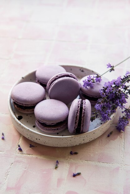 Franse macarons met lavendelsmaak en verse lavendelbloemen