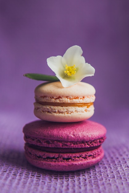 Franse macarons met witte bloemen