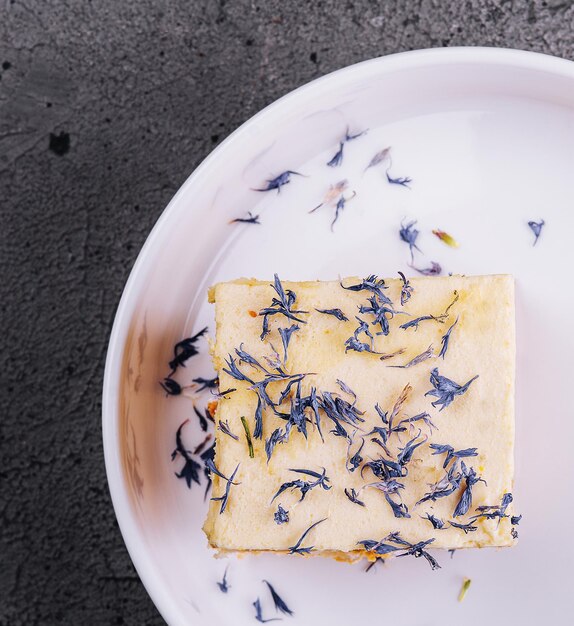 Franse mille feuille taart met vanille crème versierd met blauwe bloemenbladeren