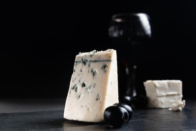 Franse roquefortkaas met olijven op een donkere achtergrond beschimmelde kaas met olijven schimmelkaas op bla