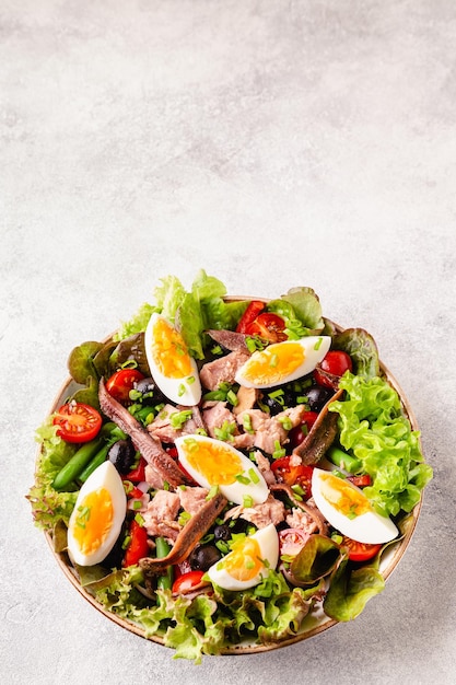 Franse salade Nicoise met tonijn eitjes sperziebonen tomaten olijven sla en ansjovis