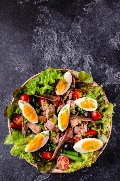 Franse salade Nicoise met tonijn eitjes sperziebonen tomaten olijven sla en ansjovis