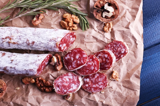 Franse salami en walnoten op ambachtelijke papieren achtergrond