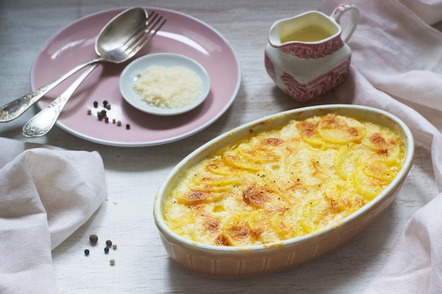 Foto franse schotel gegratineerde dauphinois in keramische vorm