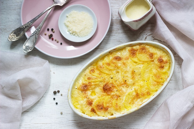 Franse schotel gegratineerde dauphinois in keramische vorm