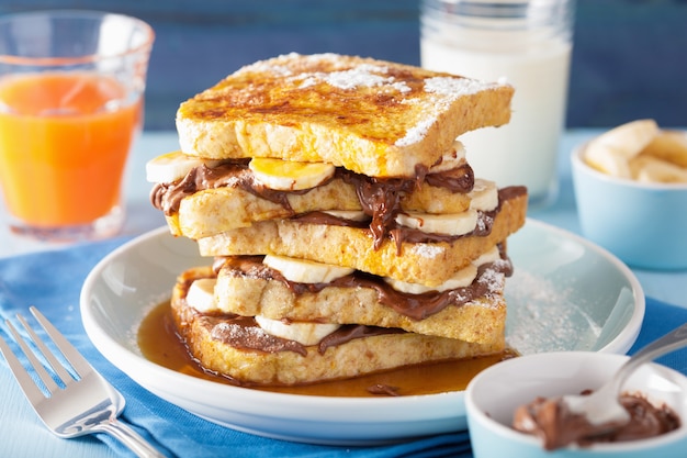 Franse toast met bananenchocoladesaus en karamel als ontbijt