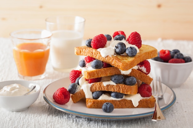 Franse toast met crème fraîche en bessen voor het ontbijt