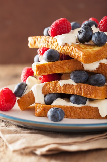 Franse toast met crème fraîche en bessen voor het ontbijt