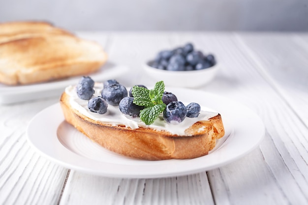 Foto franse toast met kaas en bosbessen gezond ontbijt