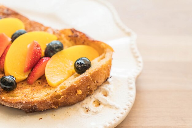 Franse toast met perzik, aardbei en bosbessen