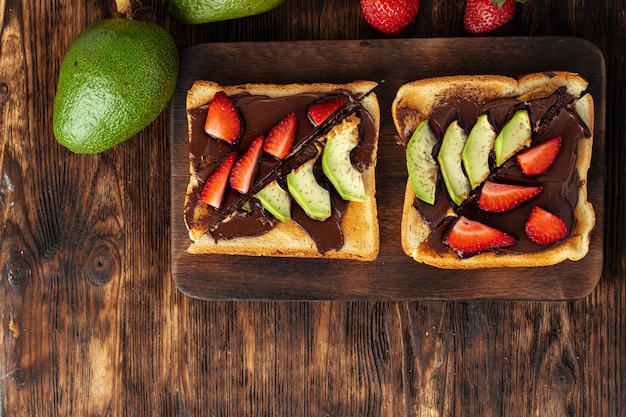 Franse toast met pindakaas en stukjes fruit