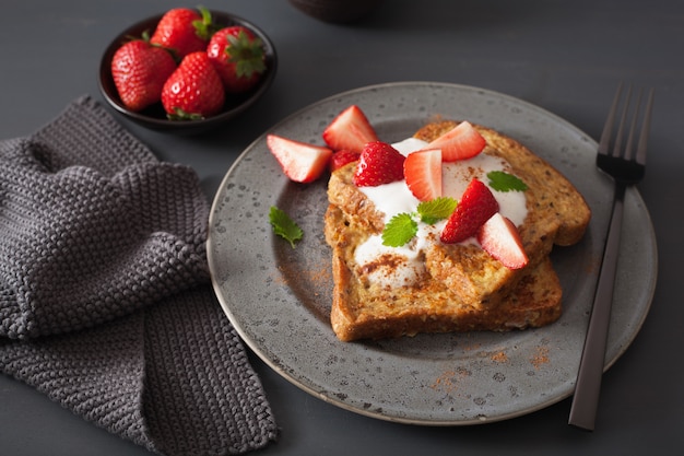 Franse toast met yoghurt en aardbeien als ontbijt