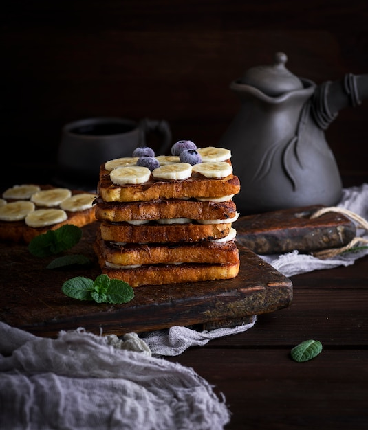 Franse toast op een bruin houten bord