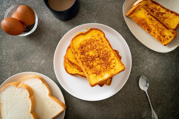 Franse toast op een wit bord voor het ontbijt.