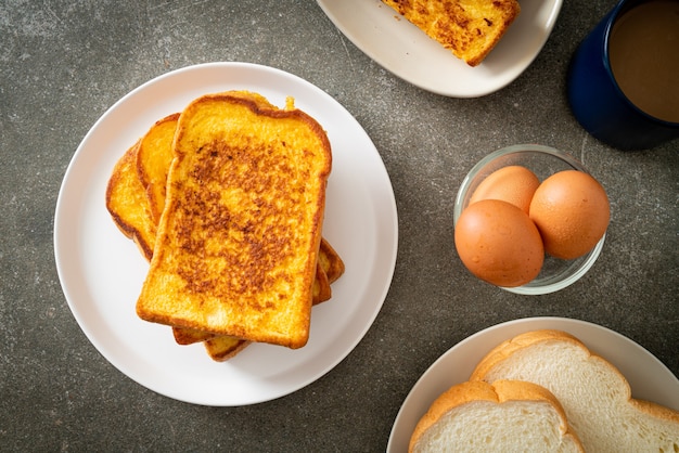 Franse toast op witte plaat voor ontbijt