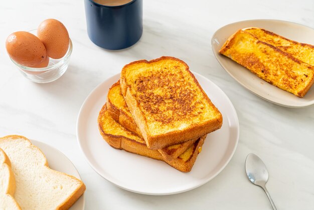 Franse toast op witte plaat voor ontbijt