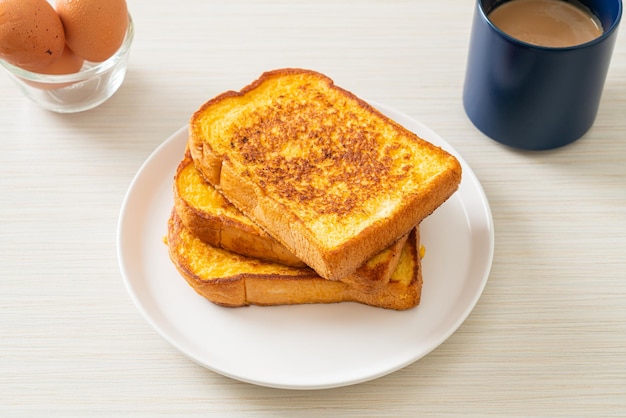 Franse toast op witte plaat voor ontbijt