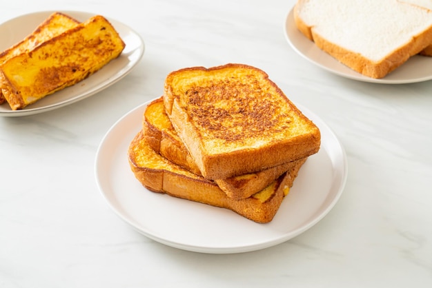 Franse toast op witte plaat voor ontbijt