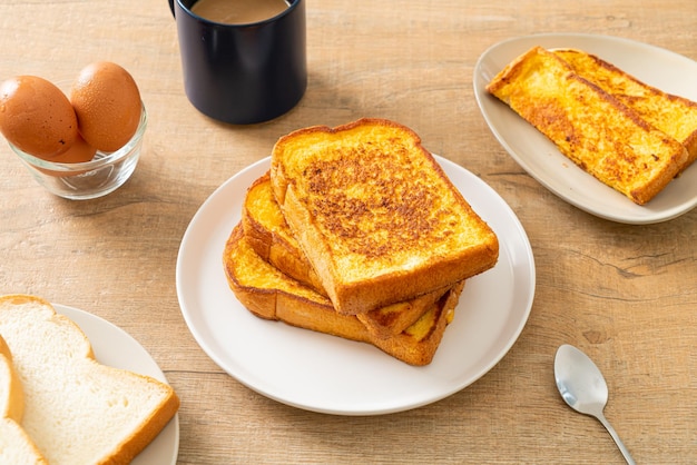 Franse toast op witte plaat voor ontbijt