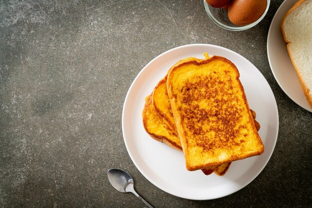 Franse toast op witte plaat