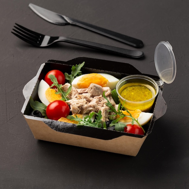 Franse tonijnsalade Nicoise in een afhaaldoos