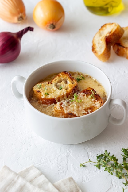 Franse uiensoep met toast en kaas. Franse keuken. Vegetarisch eten.