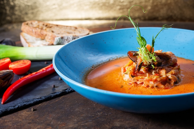 Franse vissoep Bouillabaisse met zeevruchten