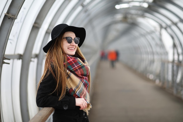 Franse vrouw op een wandeling in het centrale deel van de stad