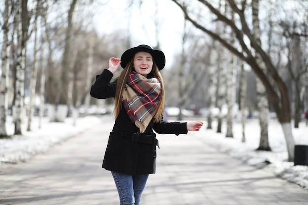 Franse vrouw voor een wandeling in het vroege voorjaar buiten