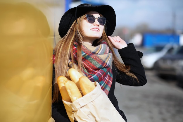 Franse vrouw voor een wandeling in supermarkten buiten