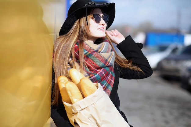 Franse vrouw voor een wandeling in supermarkten buiten