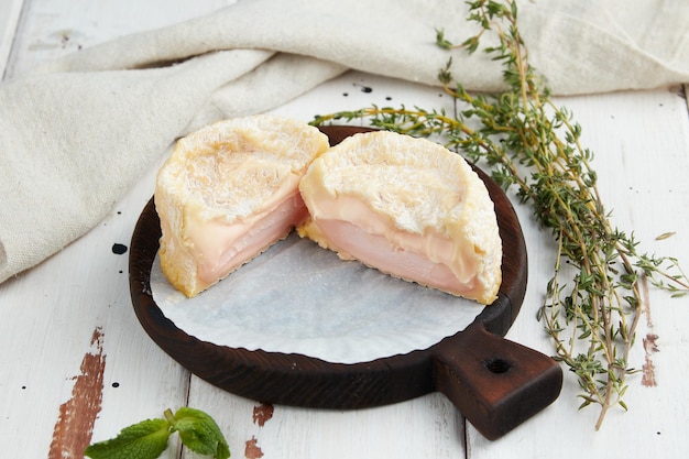 Foto franse zachte kaas met witte schimmel