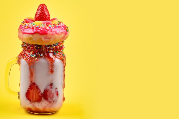 Freakshake Extreme milkshake met aardbeiengelei snoep donut