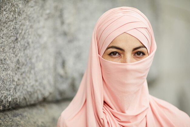 Photo freckled muslim woman