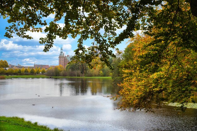 Замковый парк Фредериксборг с искусственным озером на заднем плане Цвета замка