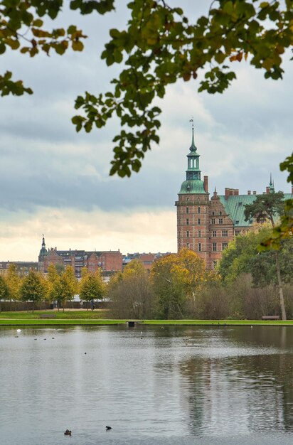 성 색상을 배경으로 만들어진 호수가 있는 Frederiksborg 성 공원