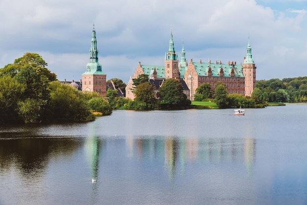 Hillerod의 호수에 반영된 Frederiksborg 성