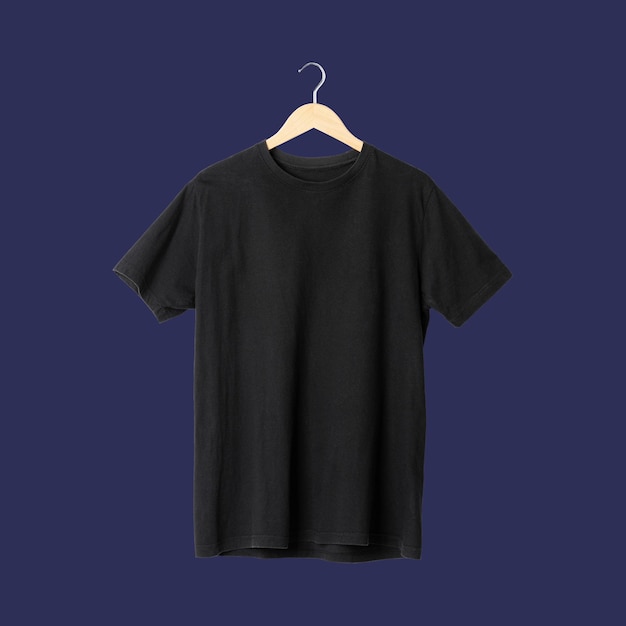 無料のブラックTシャツモックアップ