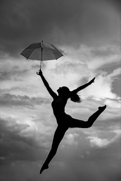 Бесплатный силуэт фекале на небе Беззаботная девушка на открытом воздухе Концепция свободы Модель красоты прыгает через небо Наслаждение Прыгайте и наслаждайтесь жизнью