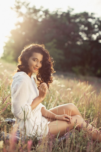 Foto donna felice libera che gode della natura. ragazza di bellezza all'aperto. concetto di libertà.