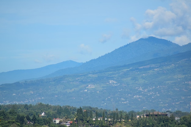 Photo free photo aerial shot of a high mountains in bogor indonesia