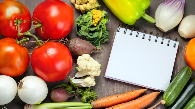 Free photo arrangement of vegetables with empty notepad