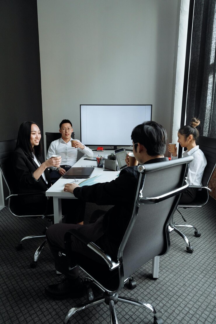 Photo 無料の写真 ビジネスマンがオフィスで会議をしている