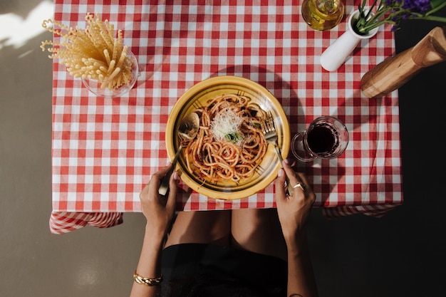 Photo free photo chef holding raw pasta