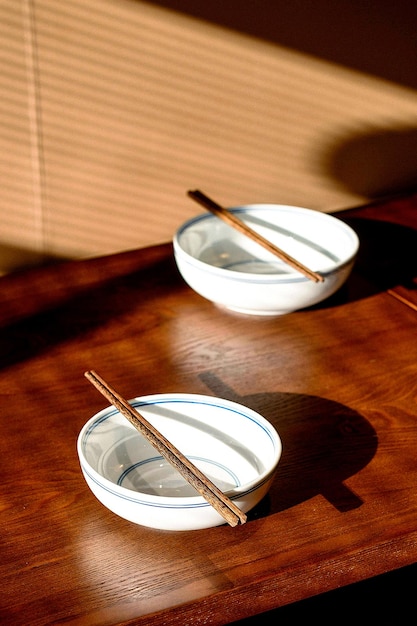 Photo free photo empty white plate on wooden table